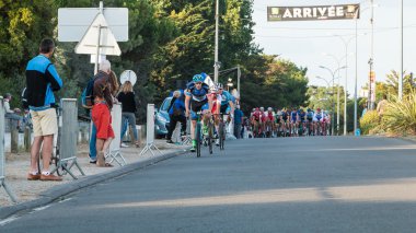 bir gece yarışı sırasında sürünün önünde bisikletçi kafa
