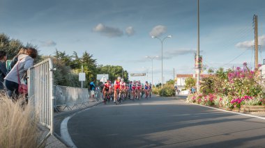 tam hızda bir köşede profesyonel bisikletçi
