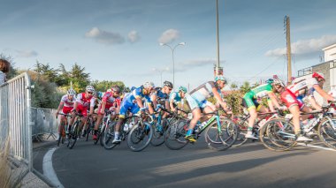 tam hızda bir köşede profesyonel bisikletçi