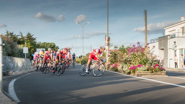Ciclista profesional en una esquina a toda velocidad — Foto de Stock