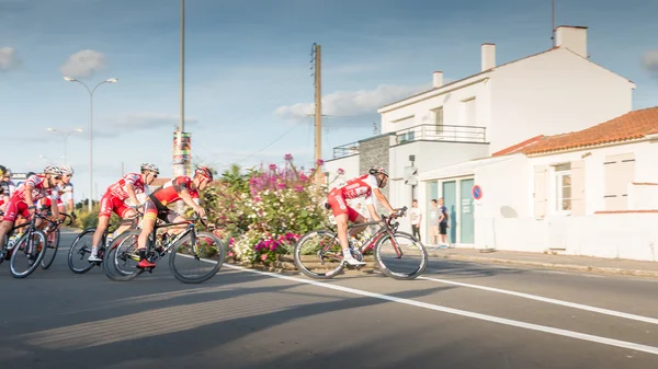 Ciclista profesional en una esquina a toda velocidad — Foto de Stock