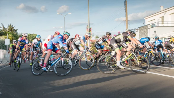 Ciclista profesional en una esquina a toda velocidad —  Fotos de Stock