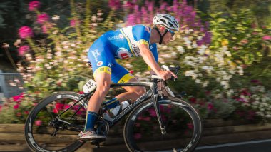 tam hızda bir köşede profesyonel bisikletçi