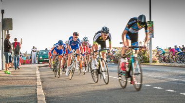 bisikletçi bir gece yarışı sırasında ivme