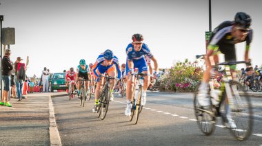 bisikletçi bir gece yarışı sırasında ivme