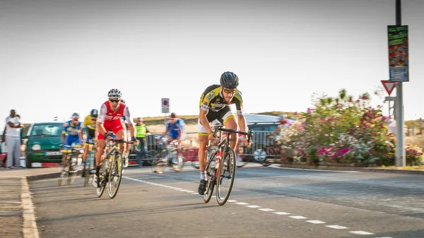 Ciclista in accelerazione durante una gara notturna — Foto Stock