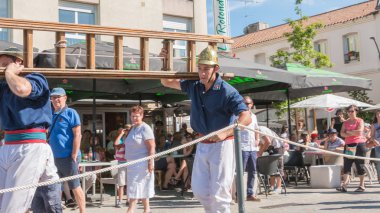 antika itfaiyeciler bir merdiven ile çalışan