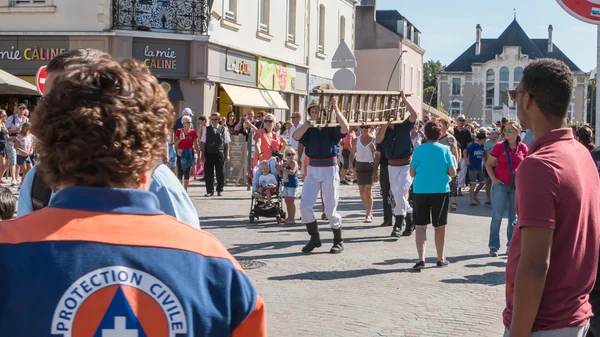 Antik tűzoltók fut egy létra — Stock Fotó