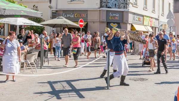 antika itfaiyeciler bir merdiven ile çalışan