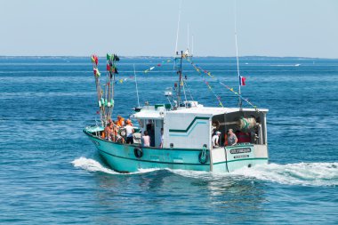 Çiçek demetleri atmak sea balıkçı teknesine el
