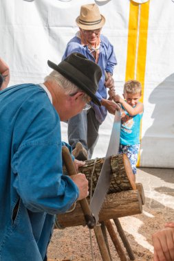 loggers bir testere eski oduncu ile ahşap kesti