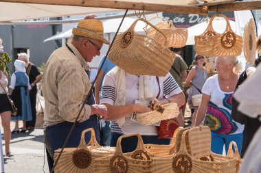adam bir pazarda hasır sepetler satıyor