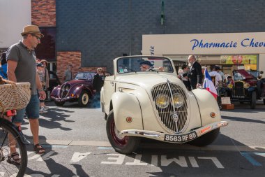 eski vintage araba sokakta sunum