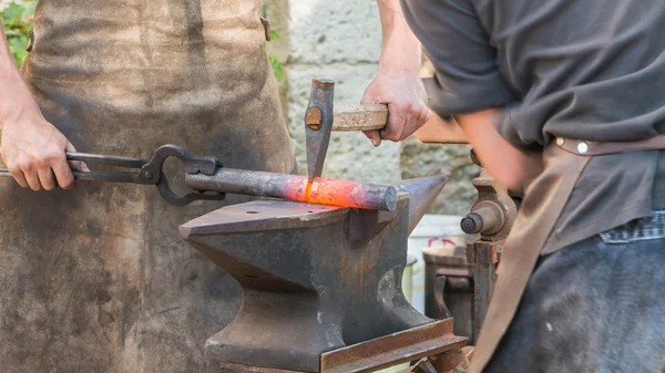 Demonstration by two blacksmiths labor metal to the old way — Stock Photo, Image