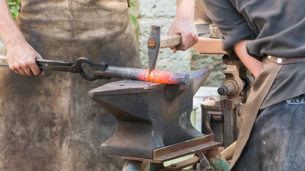 Demonstration by two blacksmiths labor metal to the old way — Stock Photo, Image