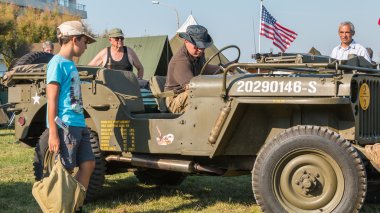 onun ekipman sergi ile eski askeri jeep