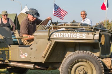onun ekipman sergi ile eski askeri jeep
