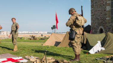 ABD askerleri yeniden kurulan askeri kampta nöbet tutuyor