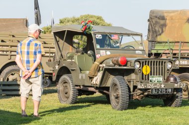 onun ekipman sergi ile eski askeri jeep