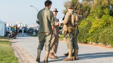 Fransız ve Amerikan askerleri yeniden oluşturulmuş bir militar içinde rahatlatıcı