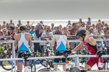 Sudan çıktıktan sonra sporcular kendi yarış bisiklet almak