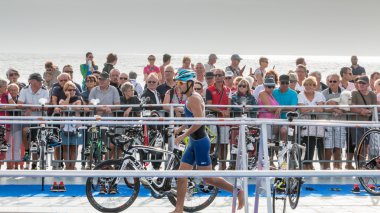 Sudan çıktıktan sonra sporcular kendi yarış bisiklet almak