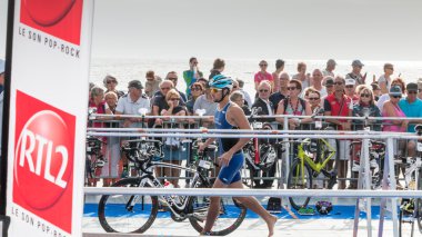 Sudan çıktıktan sonra sporcular kendi yarış bisiklet almak