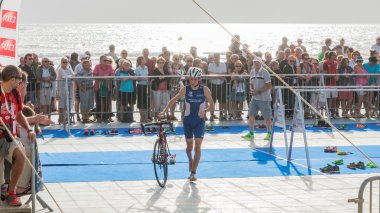 Sudan çıktıktan sonra sporcular kendi yarış bisiklet almak