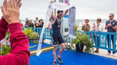 alkış altında kazanan varış