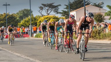 bisikletçiler düz bir yol bisikleti yarışı için