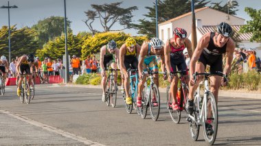 bisikletçiler düz bir yol bisikleti yarışı için