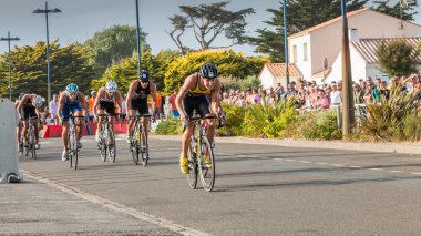 bisikletçiler düz bir yol bisikleti yarışı için