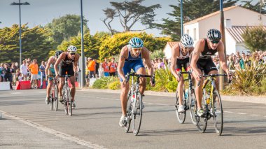 bisikletçiler düz bir yol bisikleti yarışı için