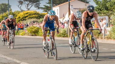 bisikletçiler düz bir yol bisikleti yarışı için