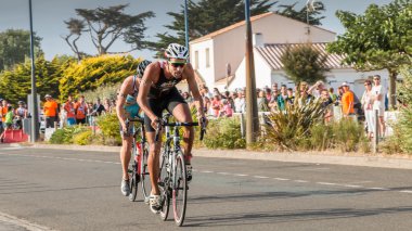 bisikletçiler düz bir yol bisikleti yarışı için