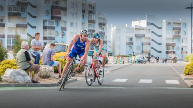 Bir yol bisikleti yarışı sırasında bir eğri bisikletçiler