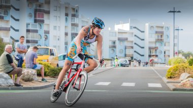 Bir yol bisikleti yarışı sırasında bir eğri bisikletçiler