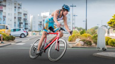 Bir yol bisikleti yarışı sırasında bir eğri bisikletçiler