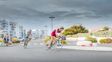 Bir yol bisikleti yarışı sırasında bir eğri bisikletçiler