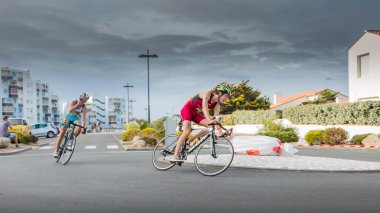 Bir yol bisikleti yarışı sırasında bir eğri bisikletçiler