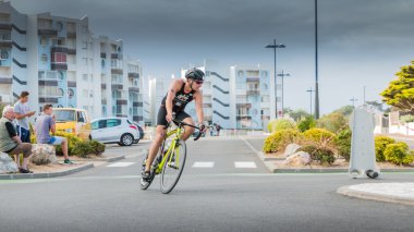 Bir yol bisikleti yarışı sırasında bir eğri bisikletçiler