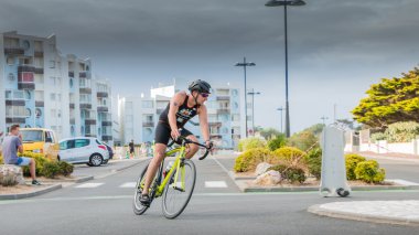 Bir yol bisikleti yarışı sırasında bir eğri bisikletçiler