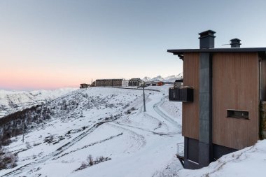Saint Lary Soulan, Fransa - 26 Aralık 2020: bir kış akşamı karlı bir kayak merkezinde dağ evi