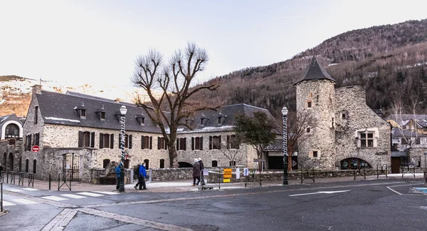 Saint Lary Soulan Fransa Aralık 2020 Turistlerin Kış Akşamları Yürüdüğü — Stok fotoğraf