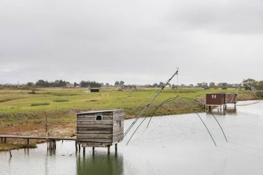 Carrelet de Peche, Vendee, Charente-Maritime sahillerindeki amblemli balıkçı kulübesi La Gironde, La Charente, La Loire ya da Marais Poitevin 'de.
