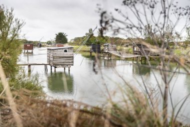 Carrelet de Peche, Vendee, Charente-Maritime sahillerindeki amblemli balıkçı kulübesi La Gironde, La Charente, La Loire ya da Marais Poitevin 'de.