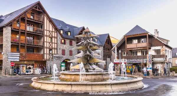 Saint Lary Soulan Frankrijk December 2020 Fontein Het Centrum Bevroren Rechtenvrije Stockafbeeldingen