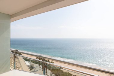 Sesimbra, Portekiz - 20 Şubat 2020: Deniz kıyısındaki lüks Sesimbra Hotel Spa manzarası