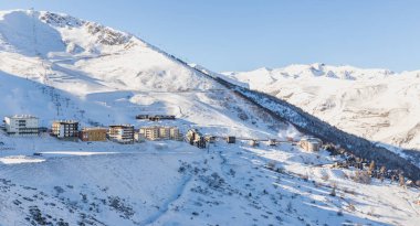 Saint Lary Soulan, Fransa - 26 Aralık 2020: bir kış akşamı karlı bir kayak merkezinde dağ evi