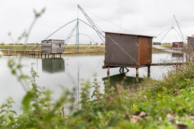Carrelet de Peche, Vendee, Charente-Maritime sahillerindeki amblemli balıkçı kulübesi La Gironde, La Charente, La Loire ya da Marais Poitevin 'de.